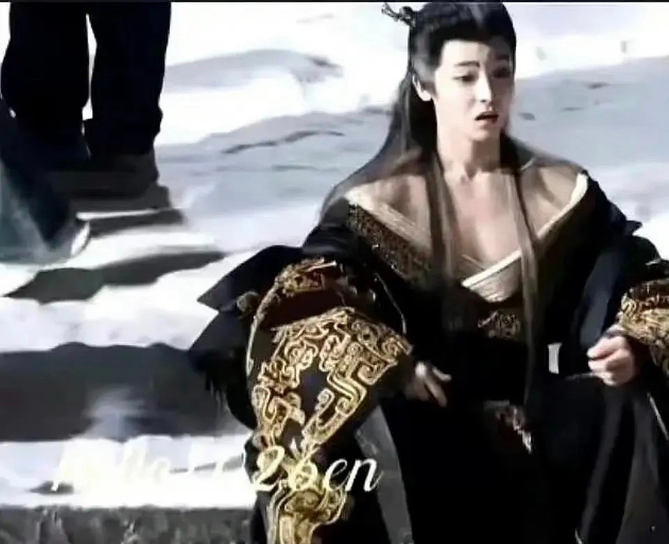 侯明昊这个造型[黑线]过于暴露了吧 ​​​