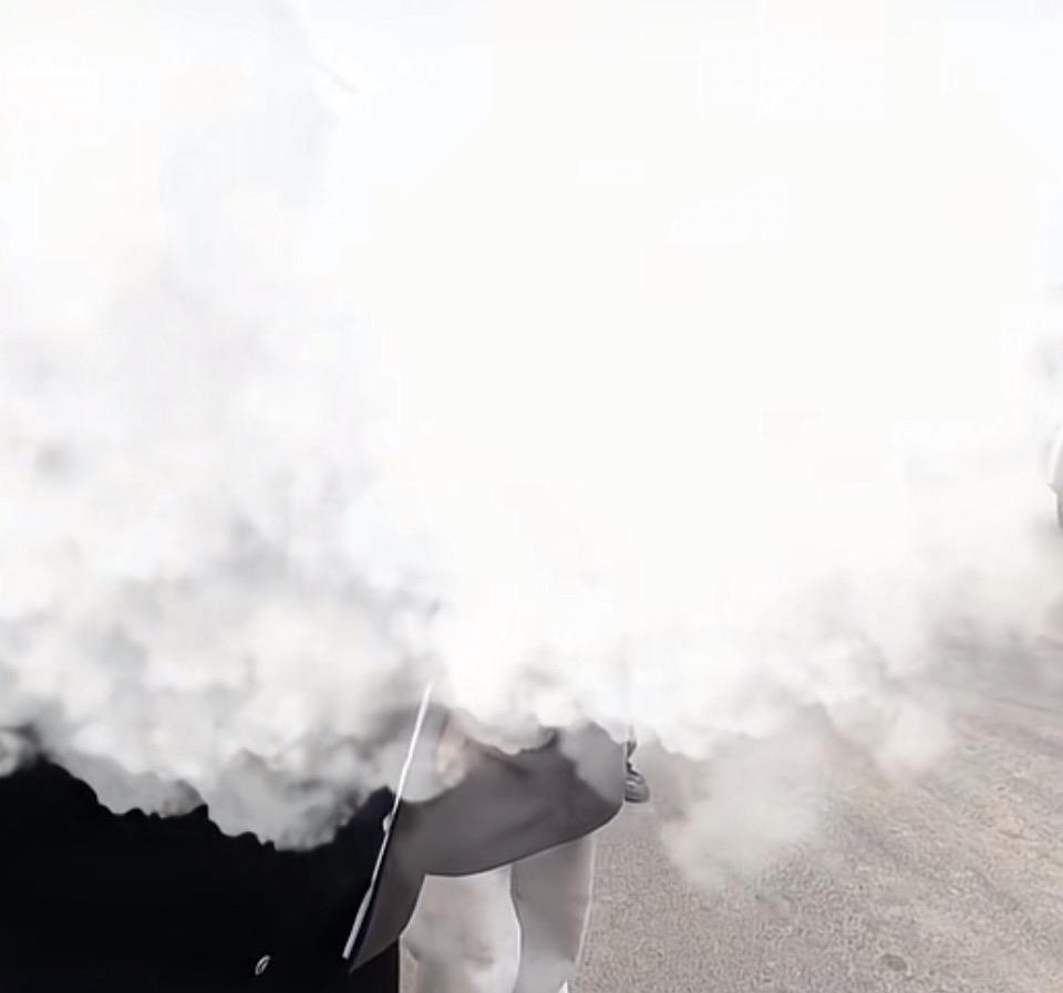 办公室惊现神秘烟雾，是魔法还是幻觉？