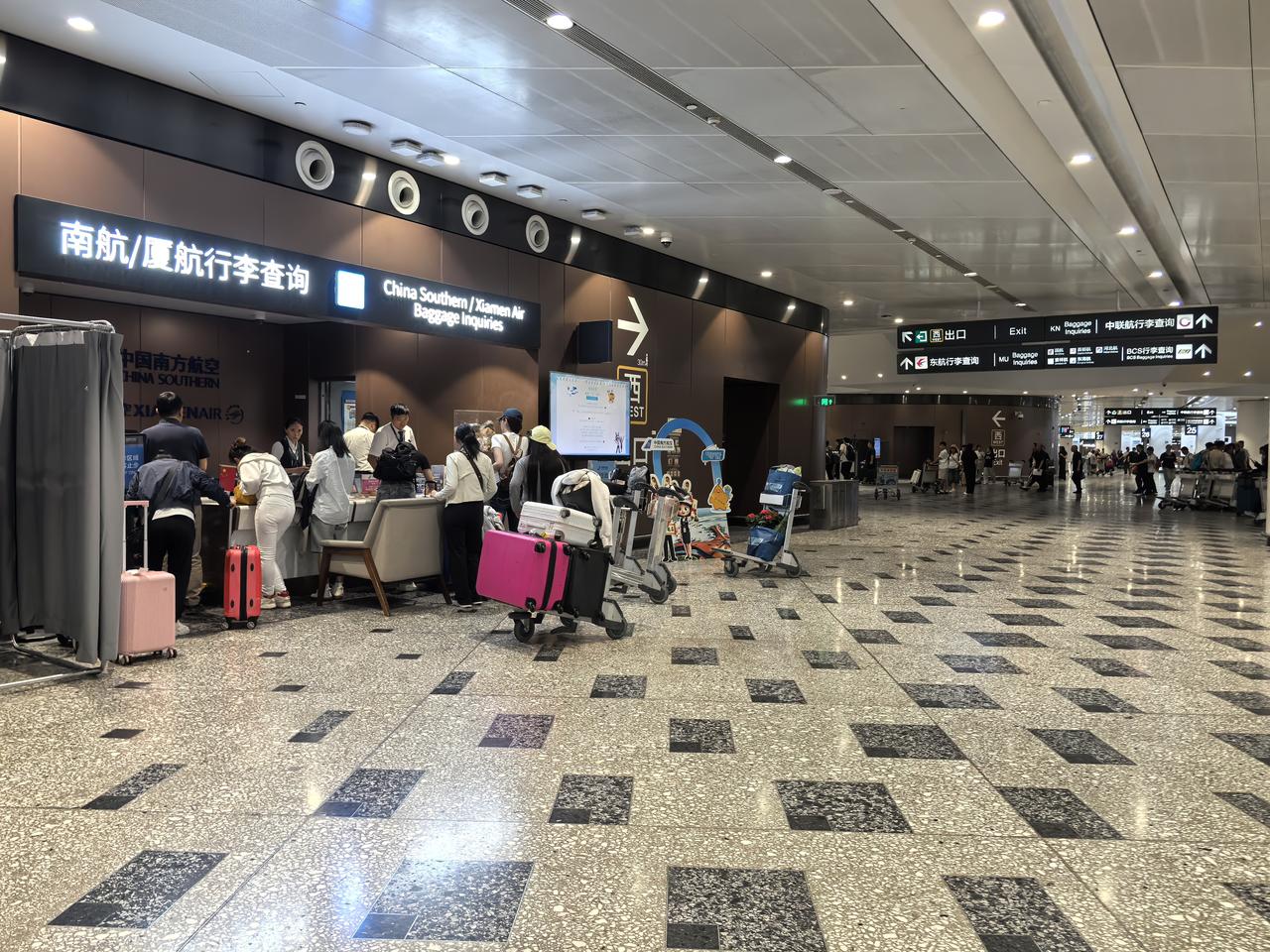 夜归人。刀下留人，判下留情。在家访和慰问时，当我抱着几个月大的孩子，孩子亲昵地在