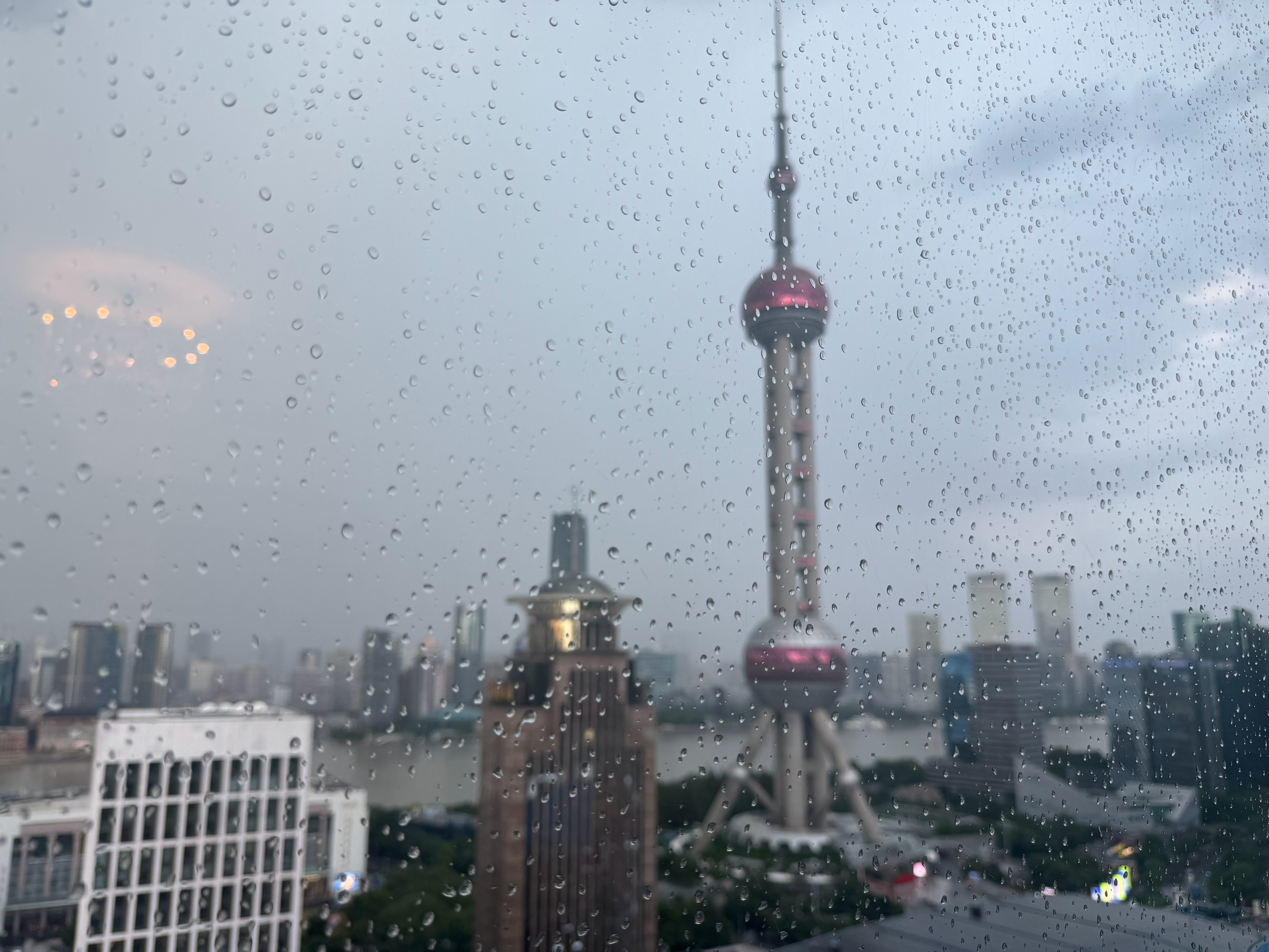 今天的酒店位置好啊，奈何下雨。没什么景色可以看。 ​​​