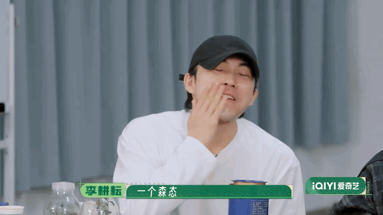 十个勤天开小组会演我 凑在一起开会完全没有严肃气氛，一边认真说着工作内容，一边悄