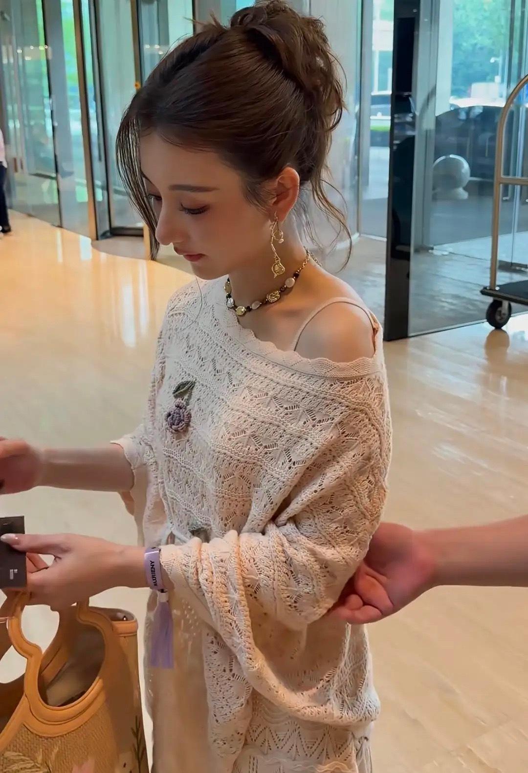 郭富城老婆带着助理参加活动，39岁方媛被粉丝偶遇，她脚上的防水台凉鞋至少有15c