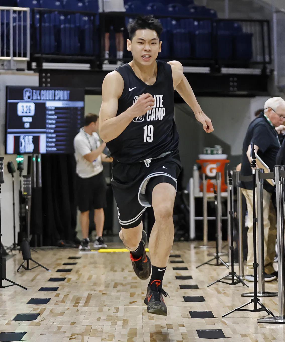 驻美资深记者鲍ren君：崔永熙能够登陆NBA，是因为有个华人老板。
蔡老板：他如