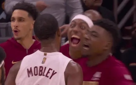 骑士克利夫兰骑士新赛季篮不住 打球的人应该都想拥有这样的队友吧为了你疯狂庆祝🤪