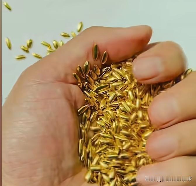 真是吃的太饱了！
这搞艺术的现在估计脑子进水了！
他浪费的不是力气也不是花钱买黄