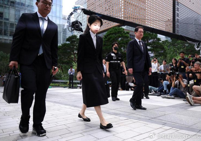 【#韩国总统警卫处停止为金建希服务#】韩国前总统尹锡悦夫人金建希被羁押后，韩国总