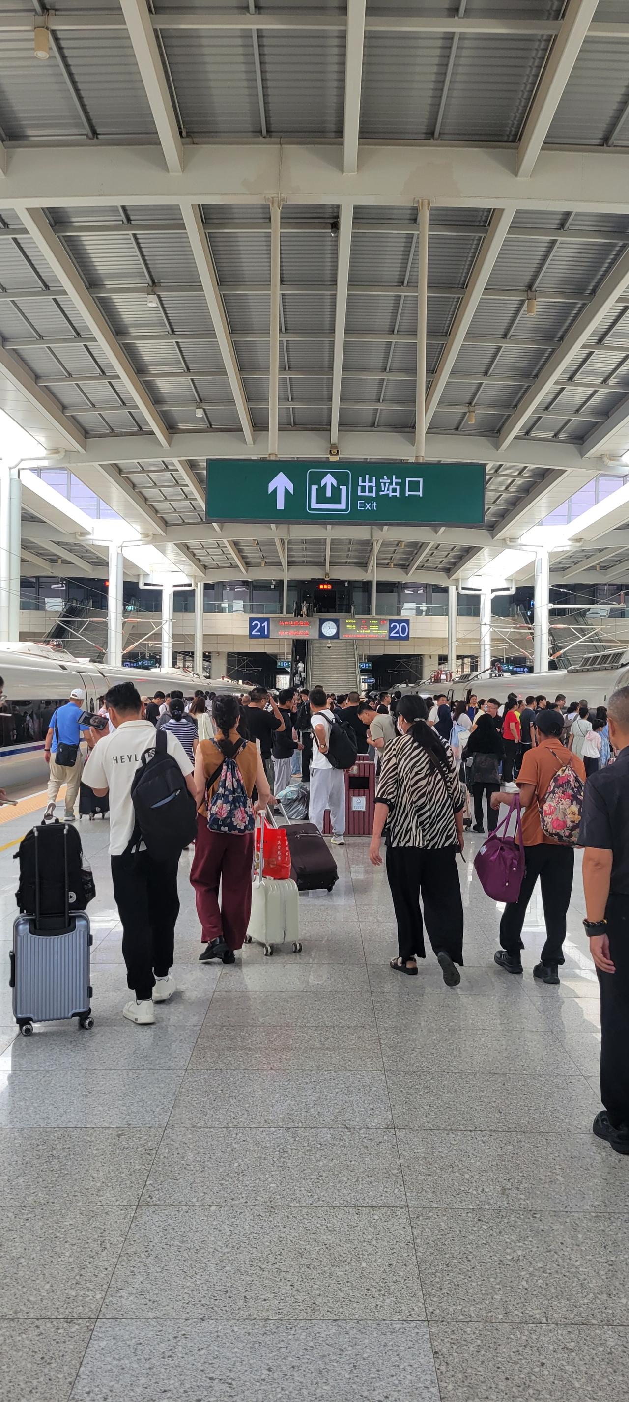 今天中午乘高铁返回兰州，一下高铁，站台上就涌满了下车的人。出站时，通道里的人摩肩