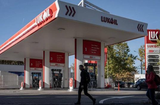 【美国在波斯湾危机期间引入的临时豁免到期后，对俄罗斯石油恢复实施制裁。此前，为遏