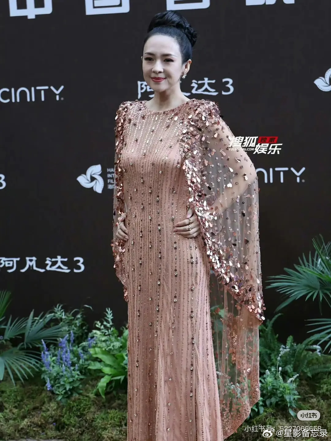 章子怡就这么喜欢垫肩吗