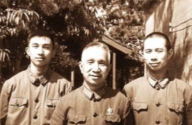 粟裕对长子粟戎生非常严格。以至于粟戎生的班主任都忍不住问他：“你是不是你妈妈亲生