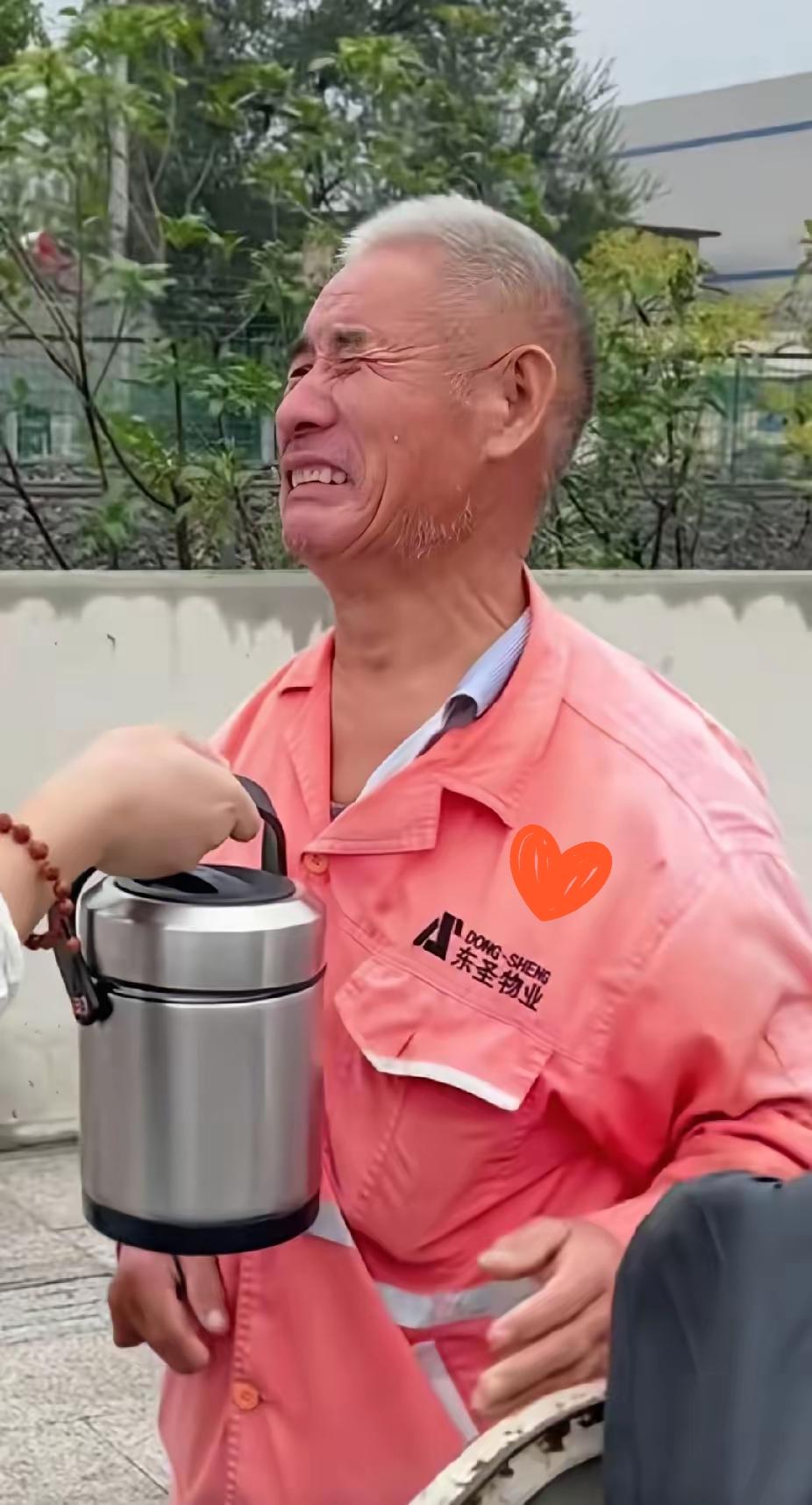 一位环卫工大爷席地躺在路边地上休息，路过的陌生男子看到后，做出的一个举动，瞬间让