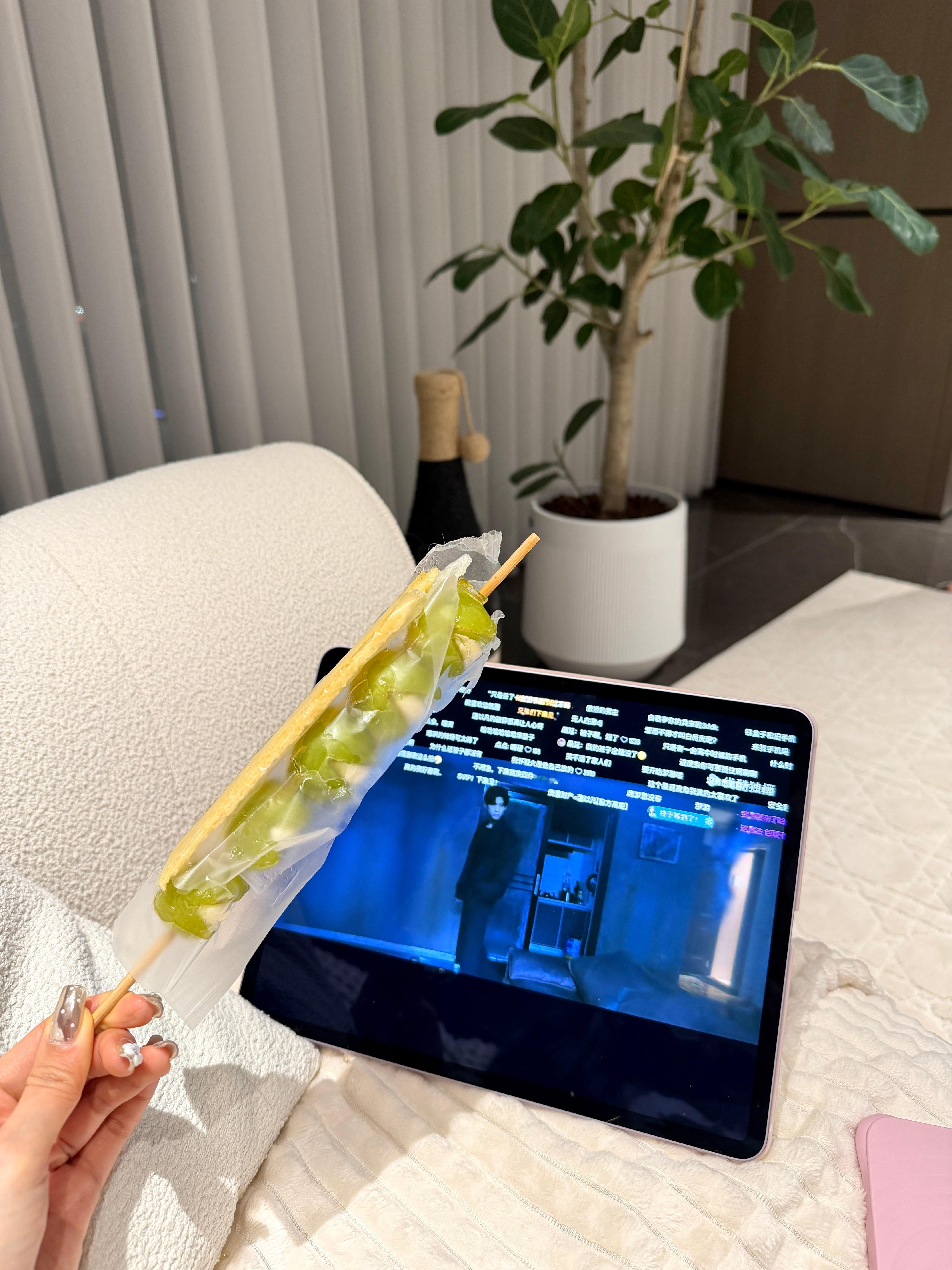 修图修到眼瞎 修到小拇指凹陷还有n套look没拍完 每次拍活动都来姨妈的定律逃不