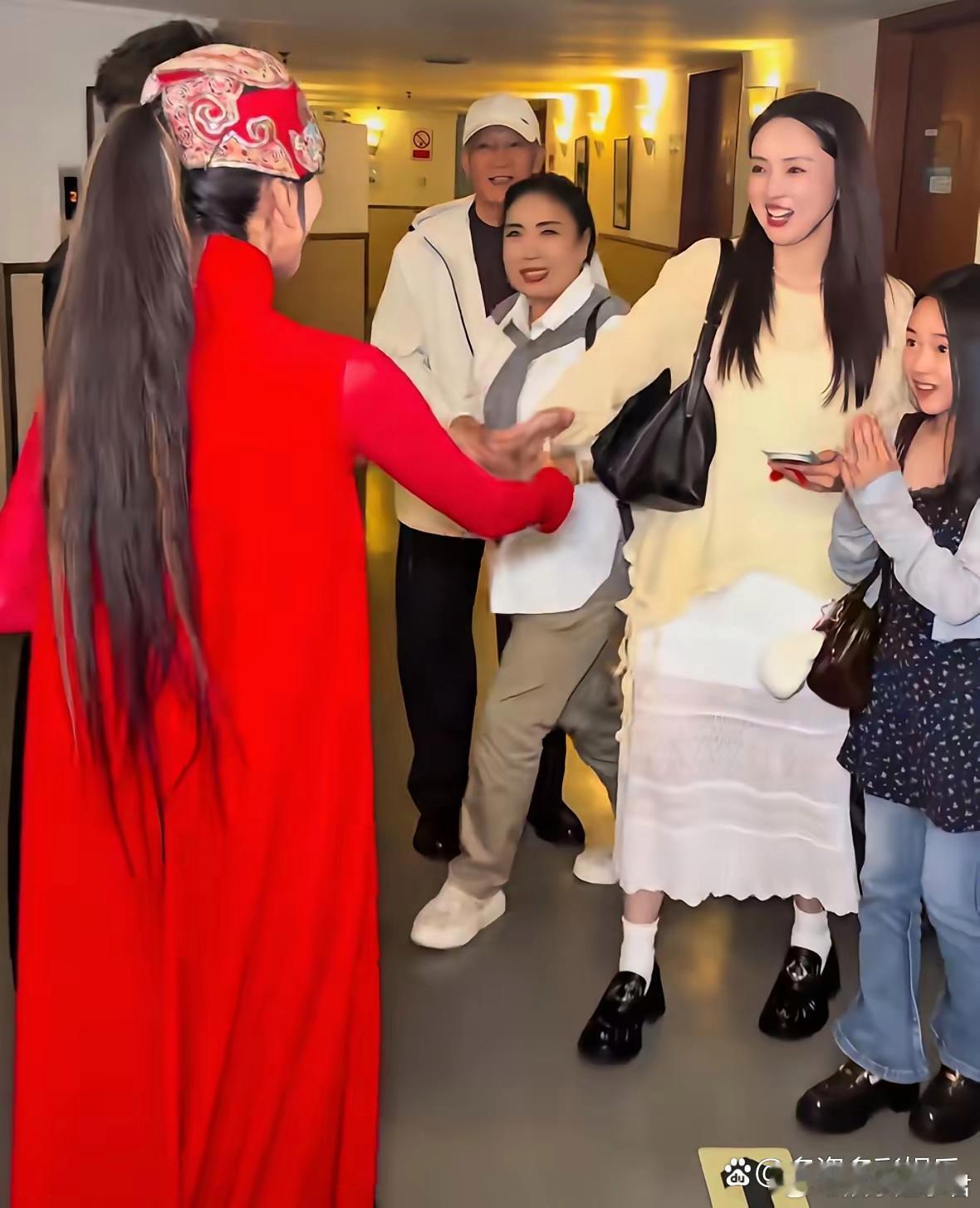 杨丽萍教小酒窝孔雀舞董璇带着女儿小酒窝见了舞蹈家杨丽萍，现场支持杨丽萍的巡演作品