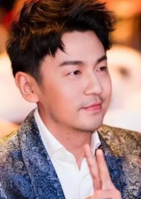 雷佳音拍完戏回家后，见到家里清锅冷灶，妻子冷眼相对。他问妻子翟煦飞：“你怎么没做