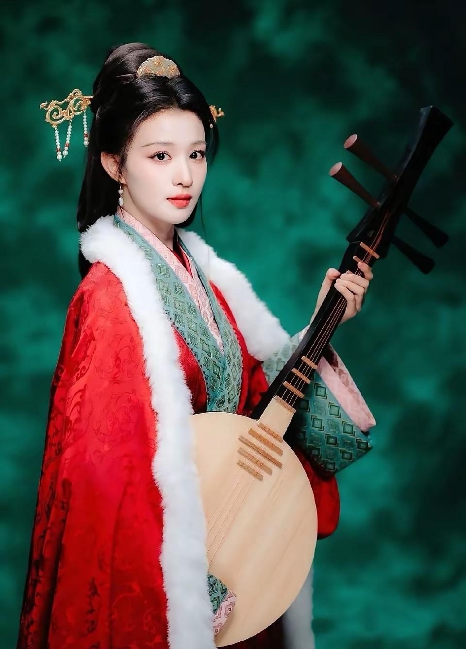 网评春晚四美：王楚然、刘浩存、白鹿、李云霄。李云霄在《贺花神》中饰演洛神，水袖轻