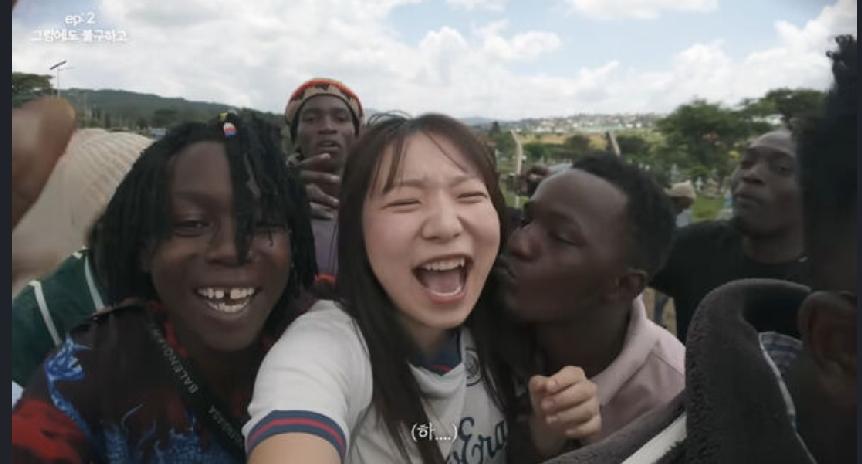 韩国旅游网红安恩智日前一则记录其独自前往非洲坦桑尼亚旅游的影片在网络疯传，期间她