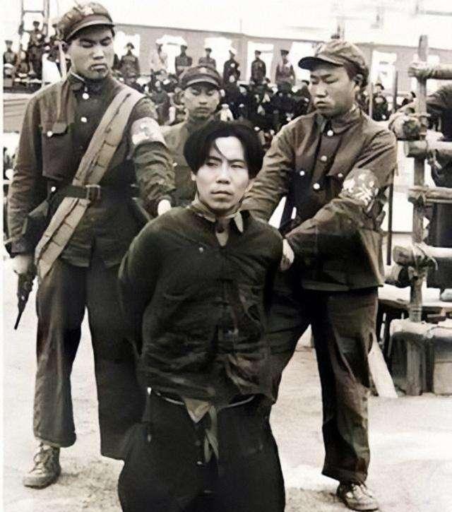 1951年6月13日，华北军区军械处科长程斌正举着一把黑伞在大雨中行走，突然迎面