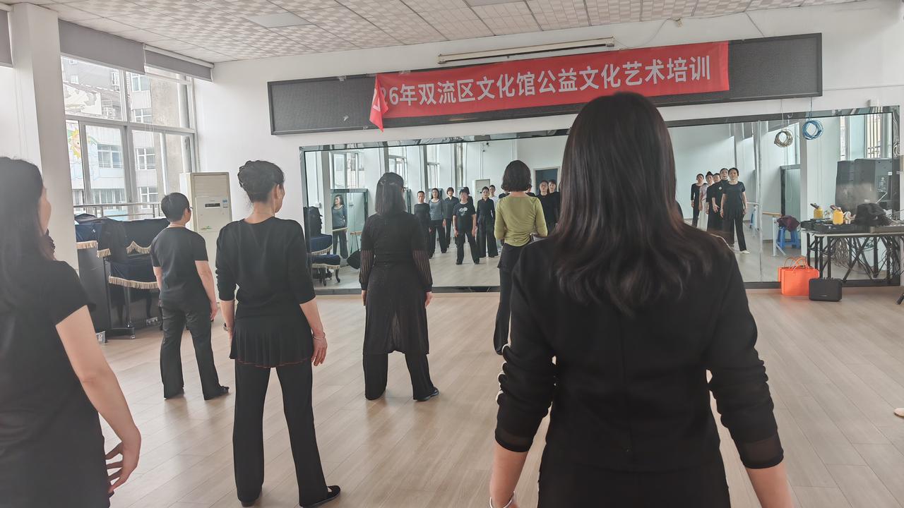 今天上午可太充实了，参加了走秀形体训练，又学了藏舞，运动量直接拉满！
走秀训练时