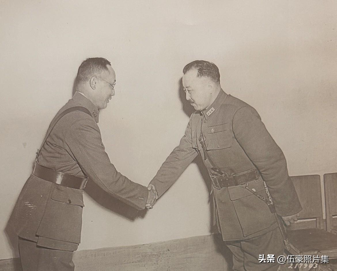 1945年4月2日，昆明，陆军总司令何应钦上将向刚晋升为陆军副总司令的卫立煌上将