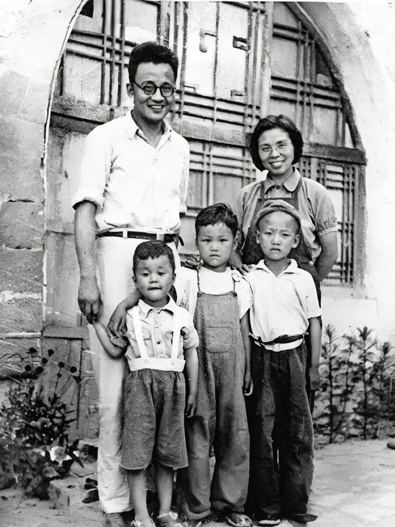 黑茶山的迷雾与救赎——长征后的博古及人生最后照片。这组黑白影像，定格了博古（秦邦