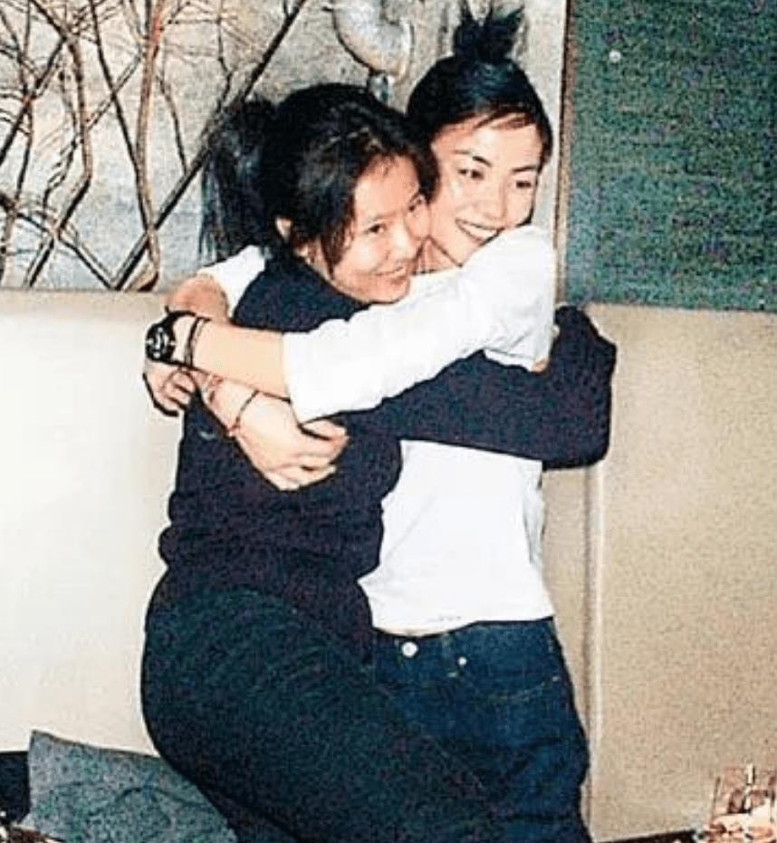 王菲欢乐一瞬间，图一来自友情，图二来自爱情，图三来自亲情。独立的她，有爱的她，幸