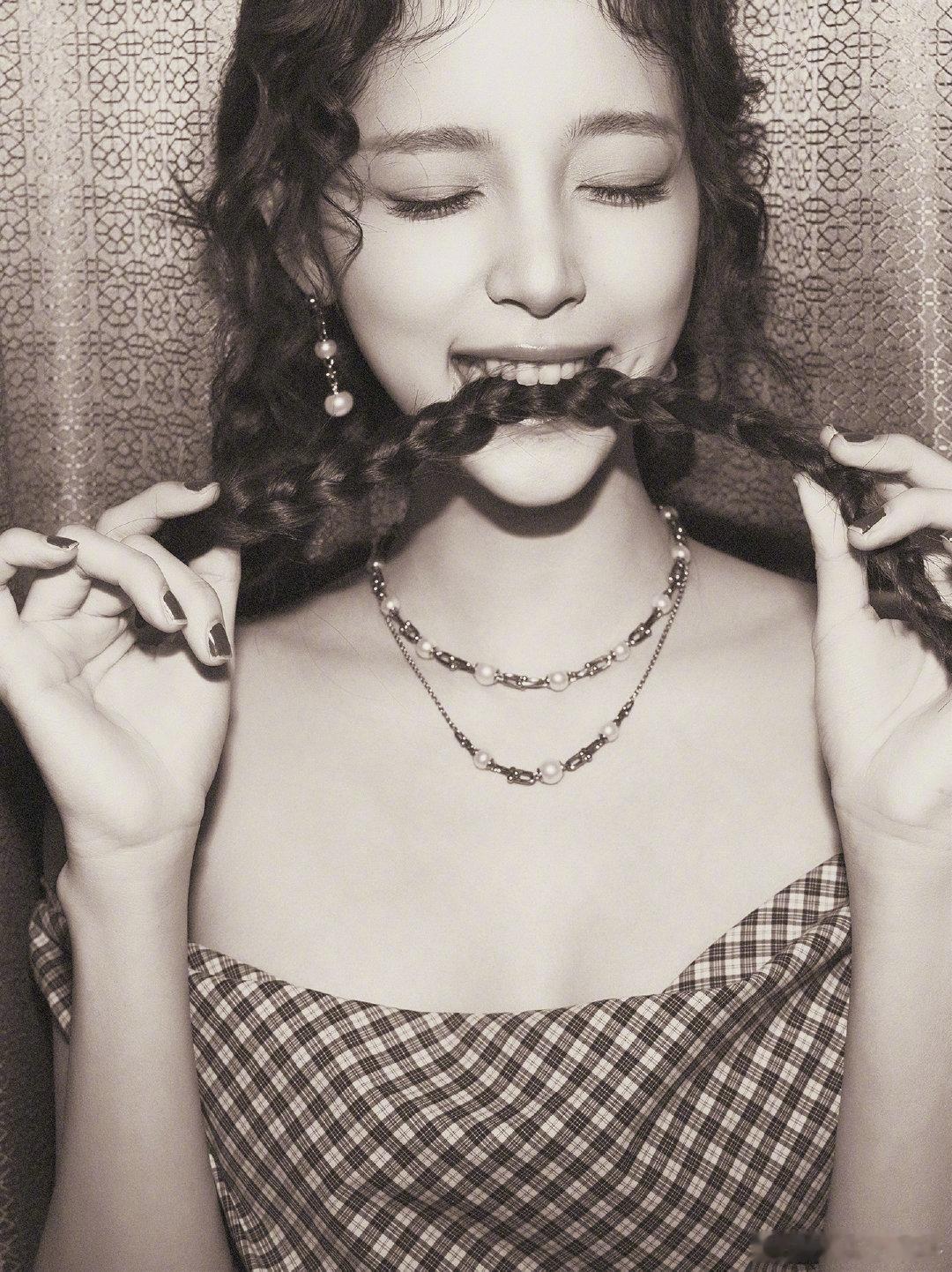 欧阳娜娜妆造夯爆了 蓬松羊毛卷适配复古风，露肩造型搭配多层项链增添层次感，冷调妆