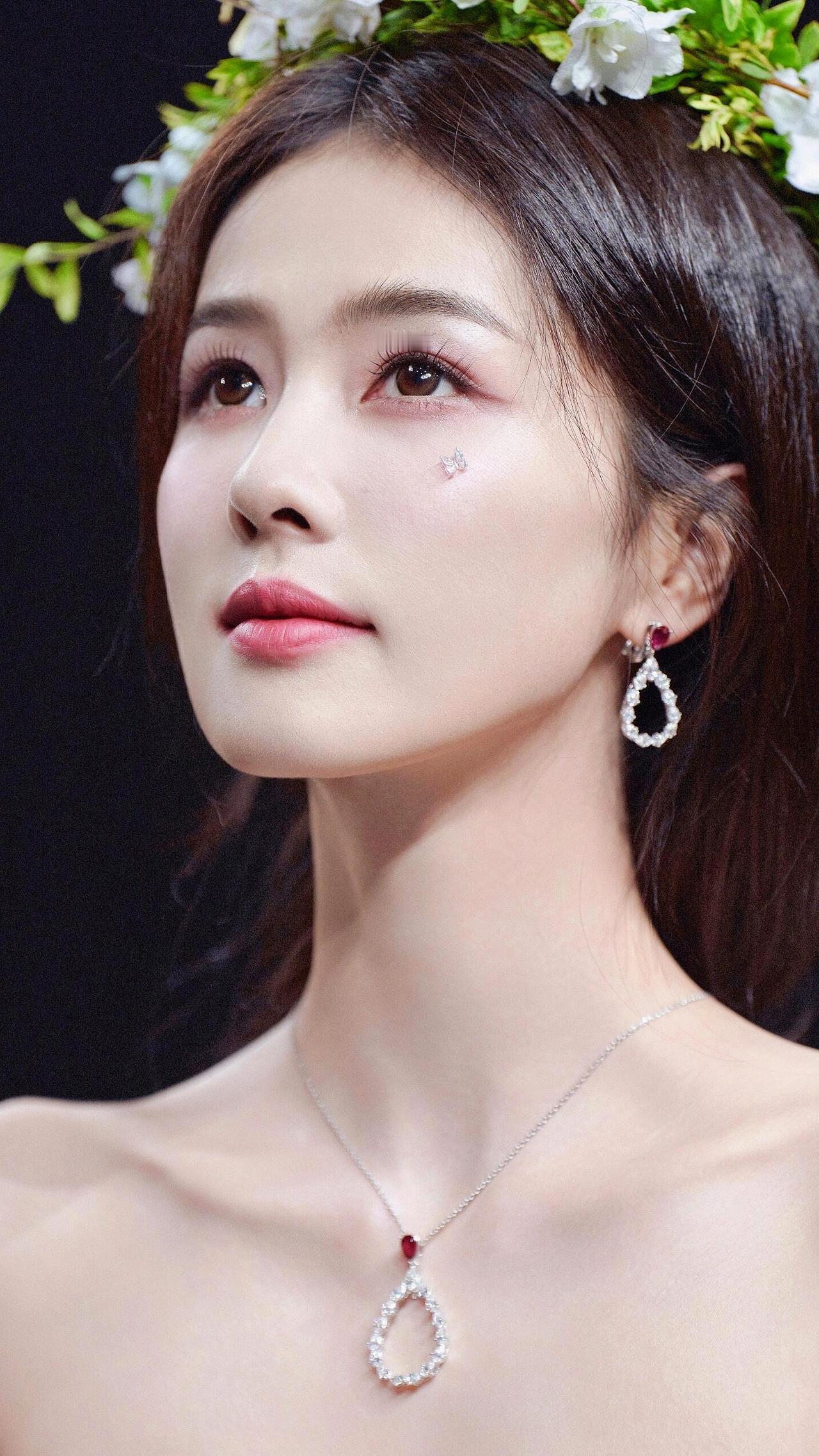 《白纱花影》
素袂裁云堆玉蕊，花蔓簪头，翠叶凝芳气。
暗底光影描倩影，一字肩妆，