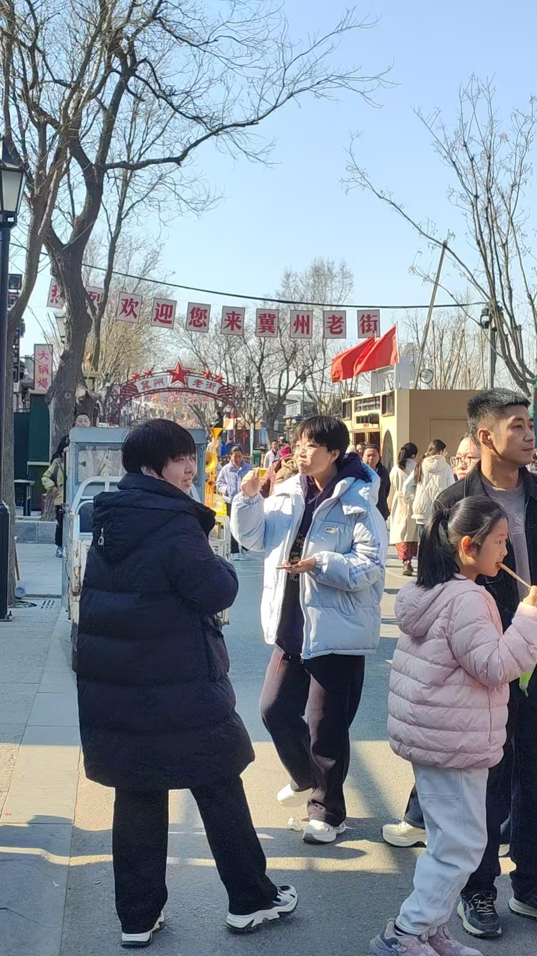 新年爱好打卡新年爱好去到处看看，逛市场，看热闹[星星眼]