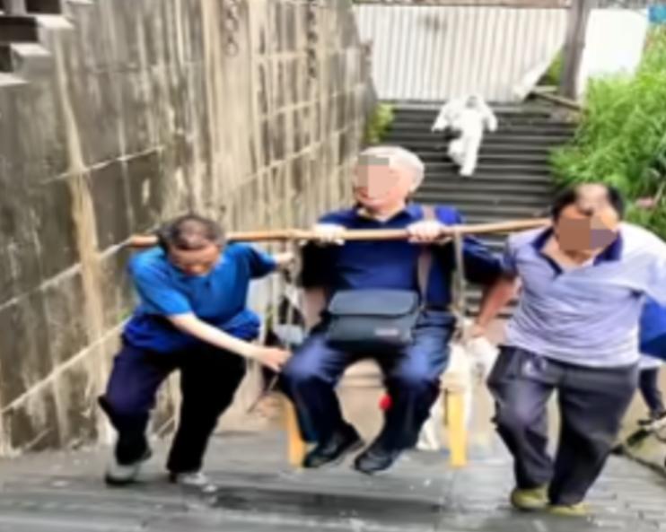 坏了良心了！一女子和家人坐船到重庆去旅游，因父亲的腿脚不方便，女子就花钱请轿夫抬
