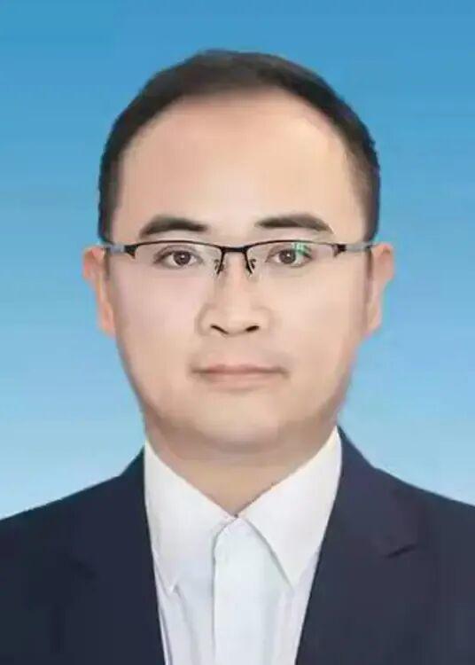 王飞节前到先模教师王斌、郑来忠家中走访慰问
         9月8日，县委副书