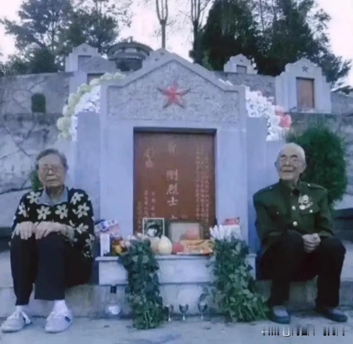 这是一张迟来的特殊全家福照片。
抗美援朝老兵曹启东夫妇来到云南屏边烈士陵园，祭奠