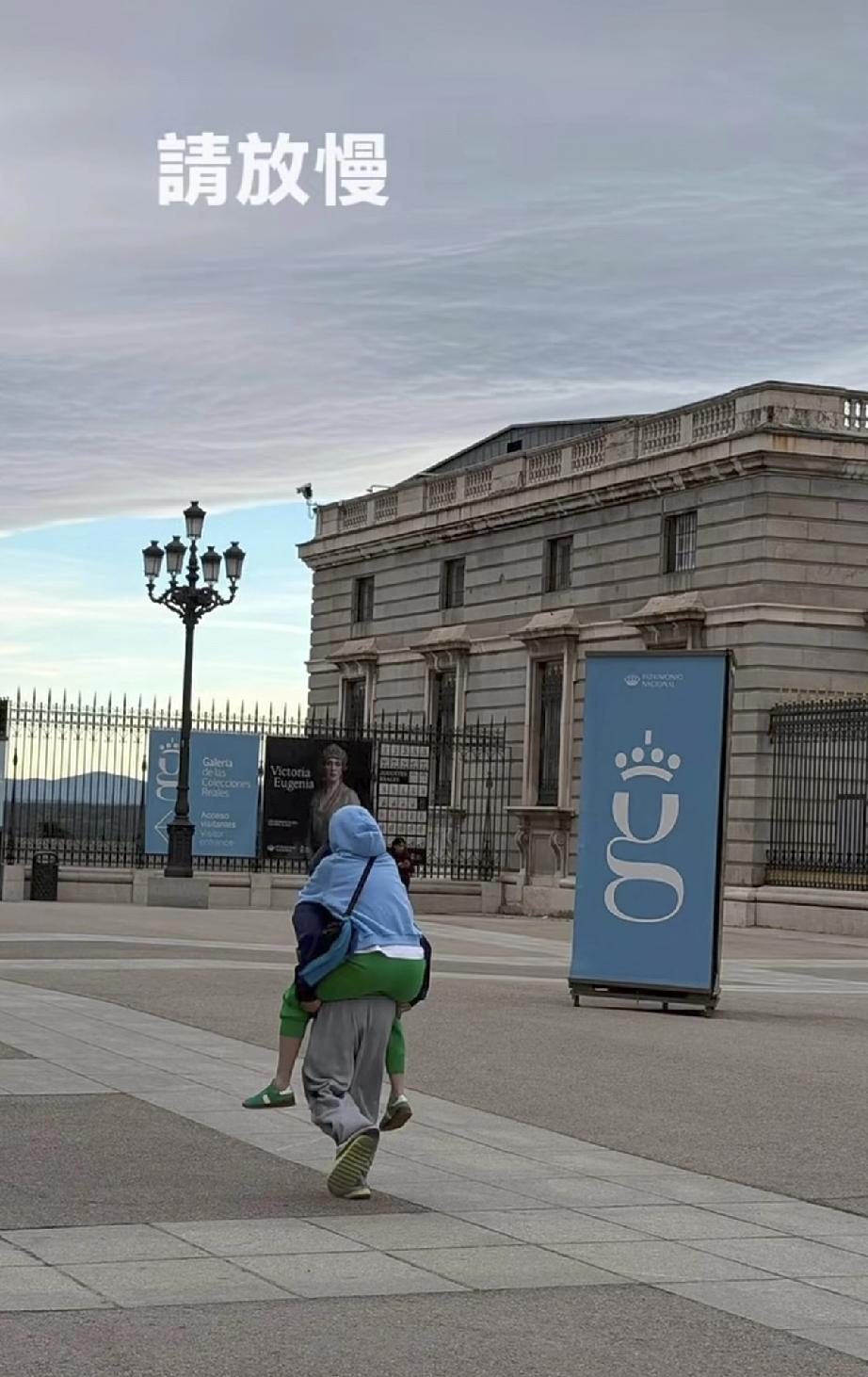 张柏芝晒与二儿子Quintus的互动，她竟然背起了Quintus，不过Quint