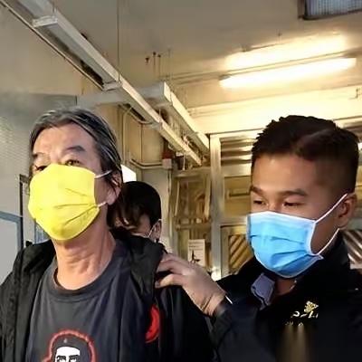 前乱港头目胡志伟在香港坐满了五十三个月的大牢。

出狱门一开，他没跟人握手，没回