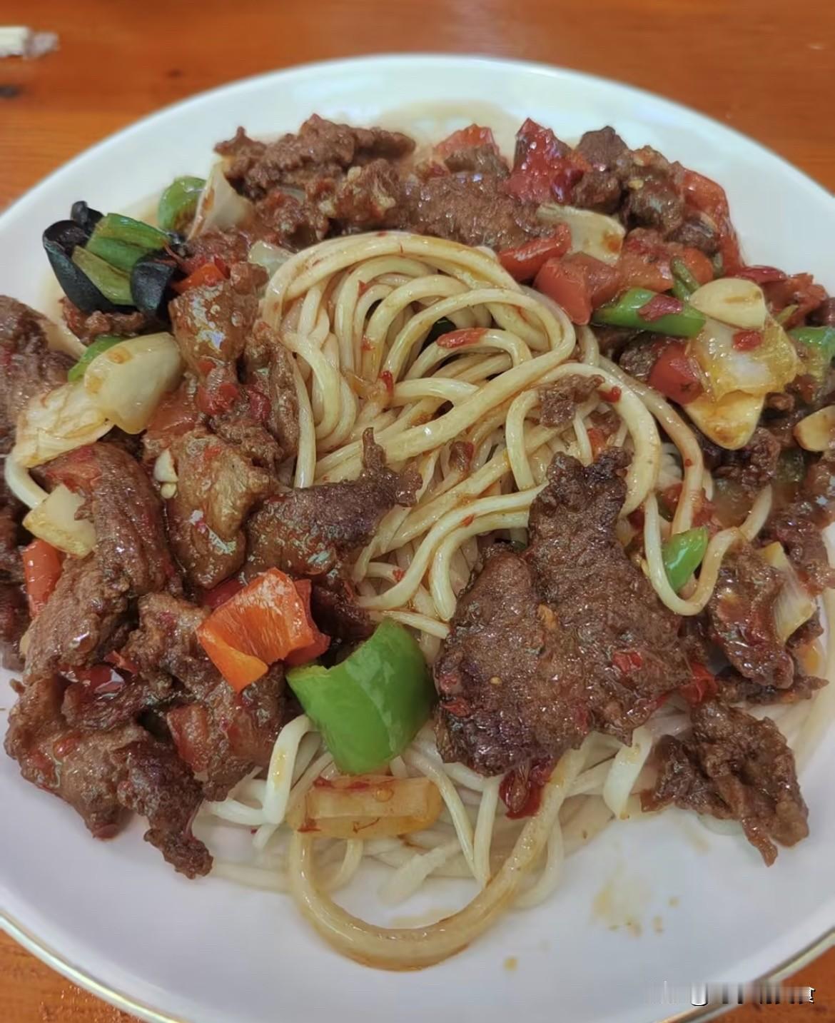 乌市餐饮乱象：网红店只剩流量，丢了老味道
乌鲁木齐餐饮圈怪象频发，网红餐厅就像一