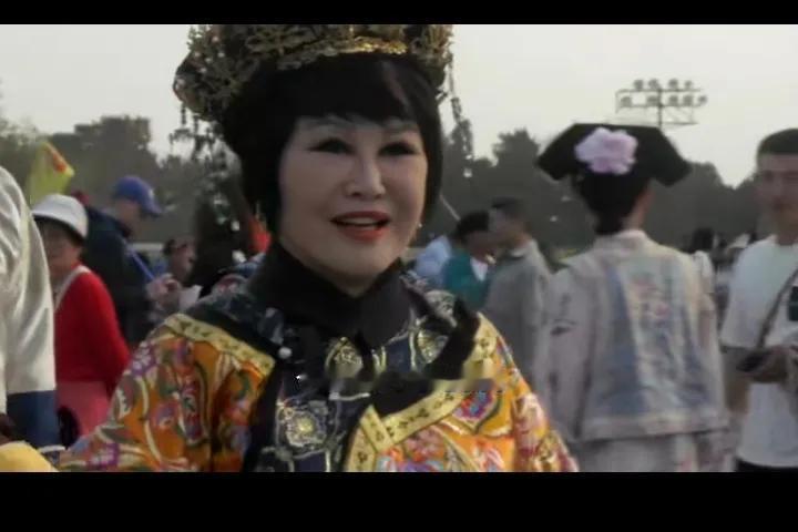 70多岁的靳羽西又开始拍摄旅游观光节目了。
当年她可是这方面的鼻祖。把世界的风光