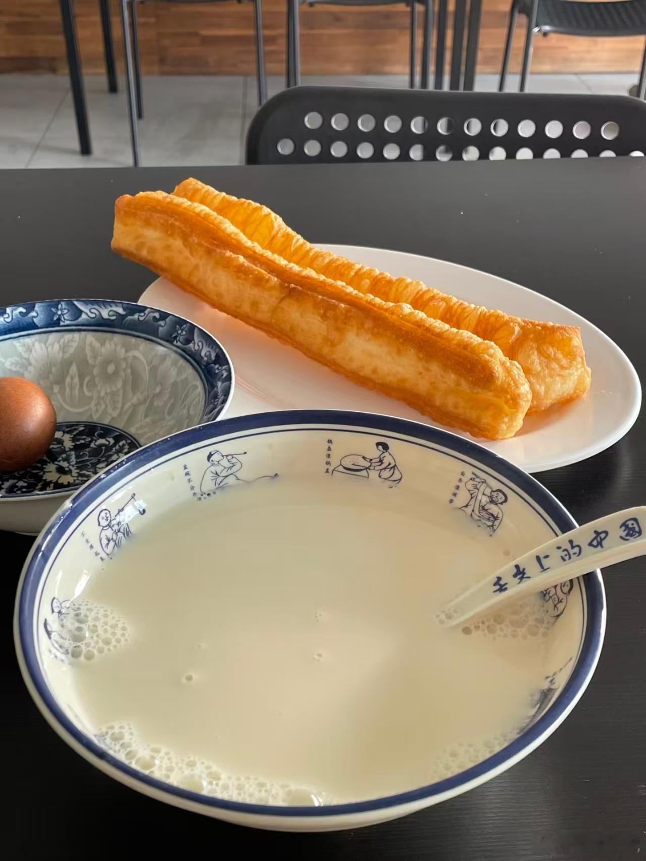 早呀~今日份早餐，豆浆➕油条，好久没吃到这么香的油条了不错不错，得劲~生活手记