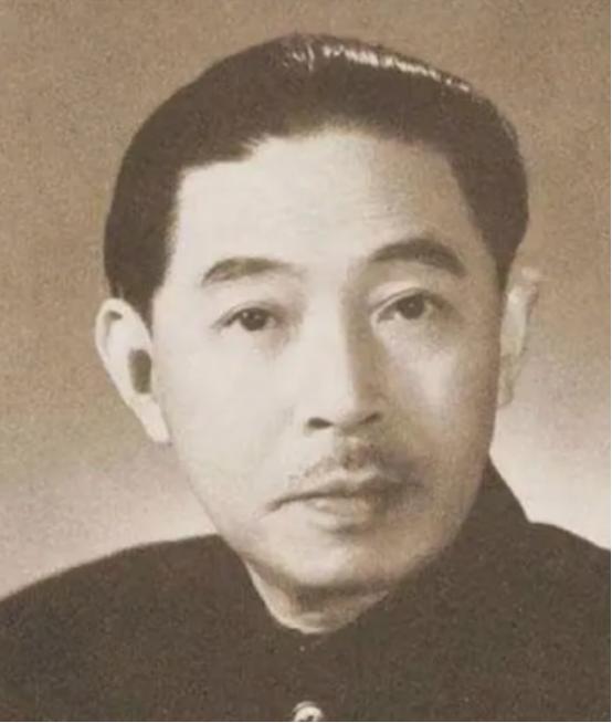 1928年，32岁的茅盾出轨23岁的女学生秦德君。不久后，秦德君怀孕，茅盾一把将