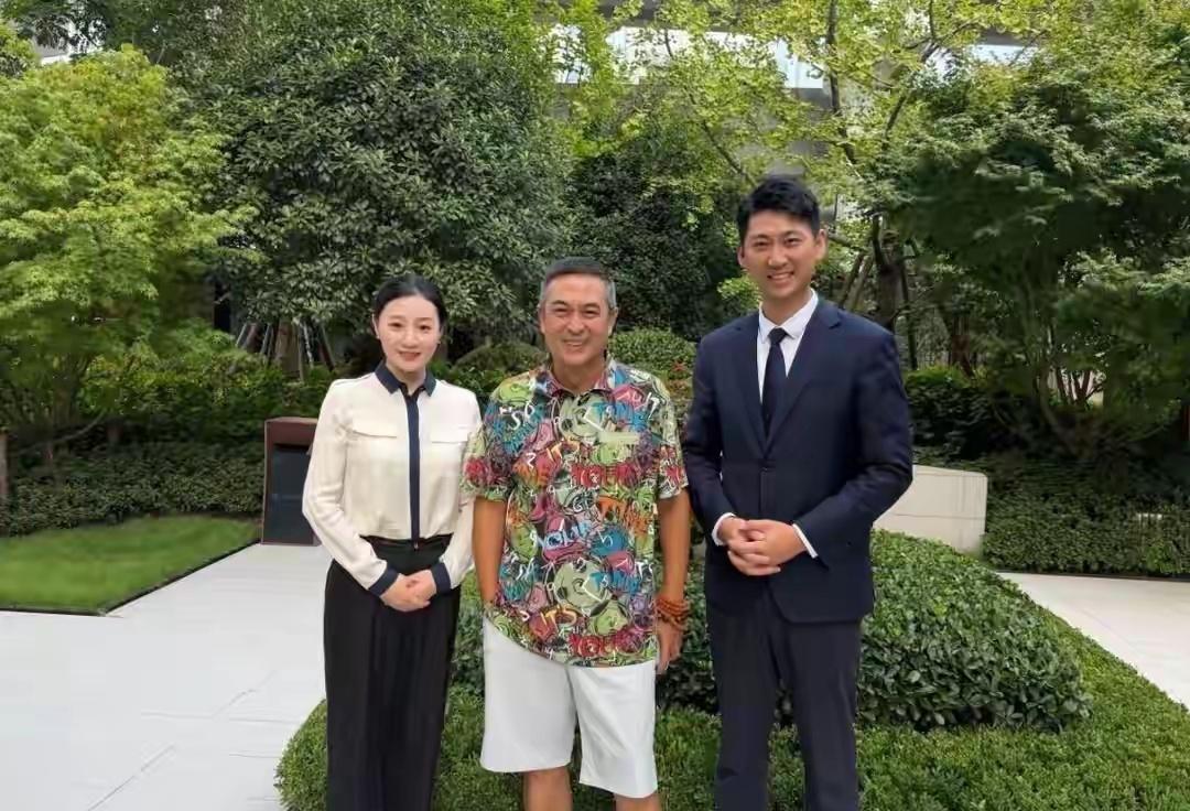 56岁张嘉益成都高端楼盘看房被拍，花衬衫白五分裤，手腕一串菩提，两鬓全白，背还是