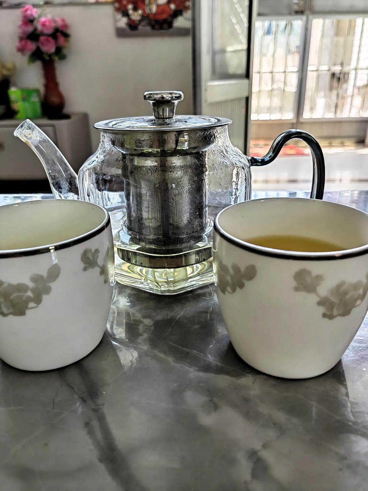 A、B、C三个老头聊天。
A说：“我儿子在北京是高管，年薪百万。”
B说：“我儿