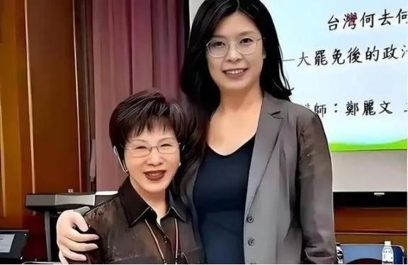 洪秀柱又办糊涂事。郑丽文把她看的高高的，她却对郑丽文不理不睬。

国民党内部这些