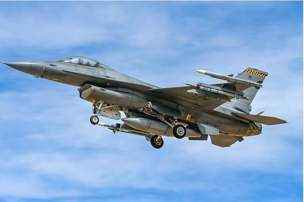 美媒承认F-16G航程不及中国战机，保形油箱到底补了什么？

美空军正考虑202
