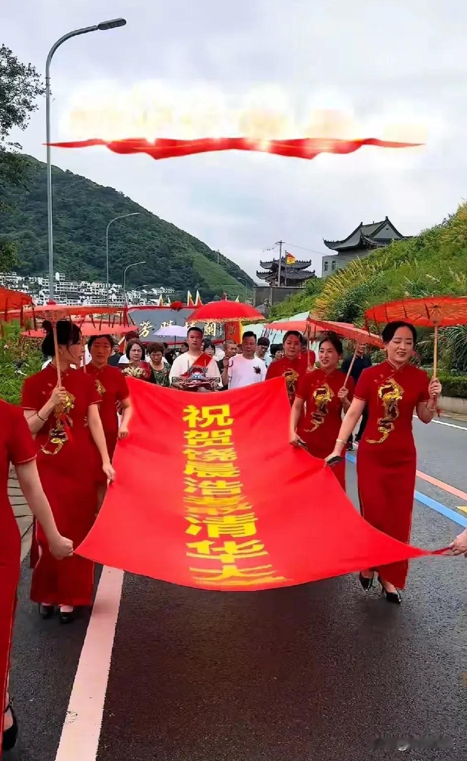 这升学宴也太盛大了吧！敲锣打鼓的，还有仪仗队，彩旗飘扬，进到祠堂去告慰祖先，举办