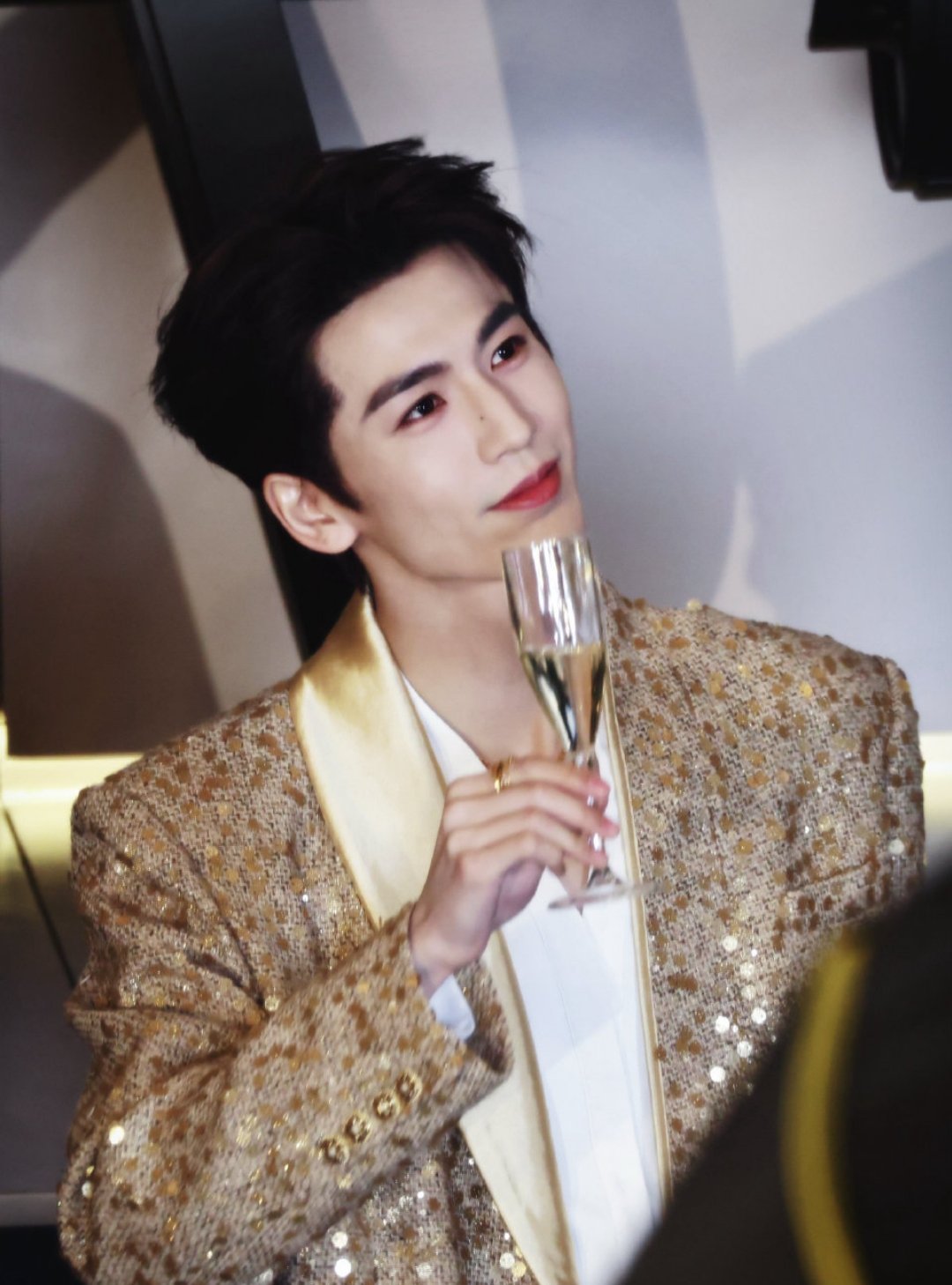 张凌赫 站姐团建宠儿艺人张凌赫成为内娱站姐团建的绝对焦点，单日产出美图突破200