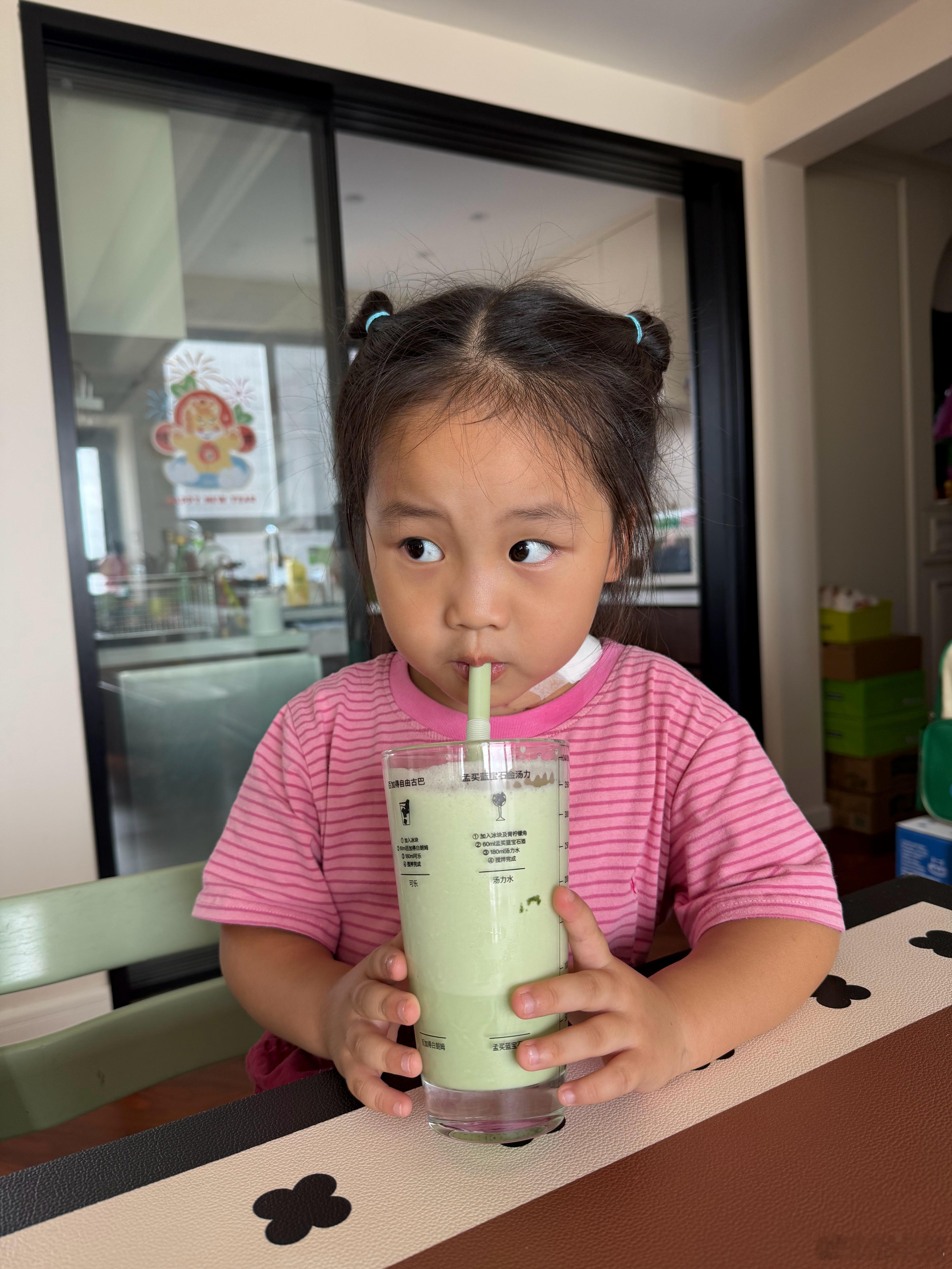 给自己打了一杯抹茶牛奶被姐抢了，她怎么就喜欢这种苦苦的东西 