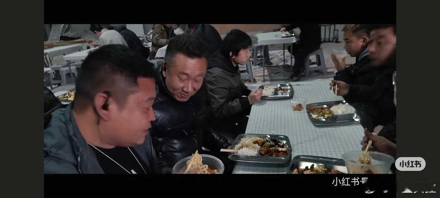 左上角是不是藏海？在吃盒饭 ​​​