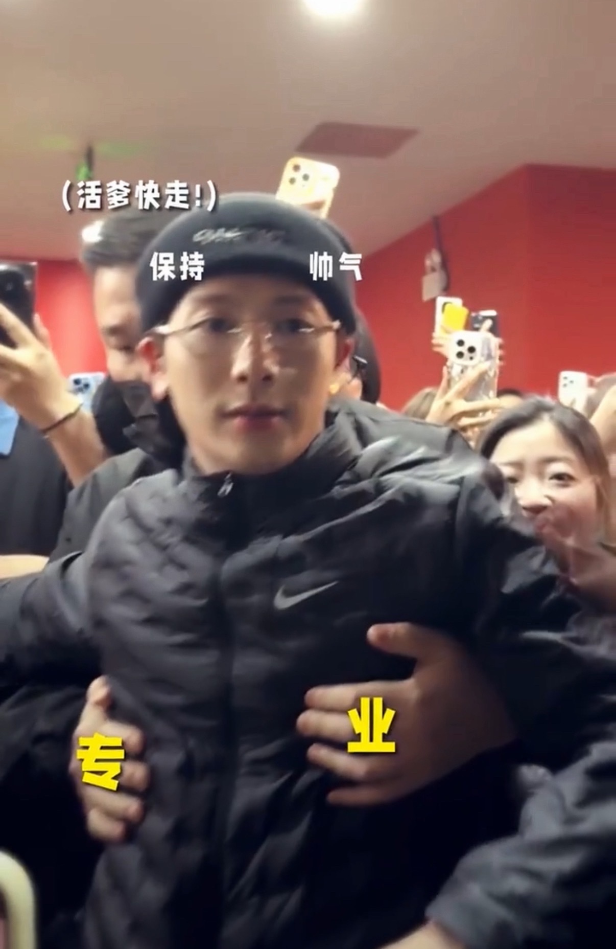 保镖是王嘉尔的护胸使者王嘉尔的保镖不仅保护王嘉尔的人身安全 还可以防止别人偷袭王