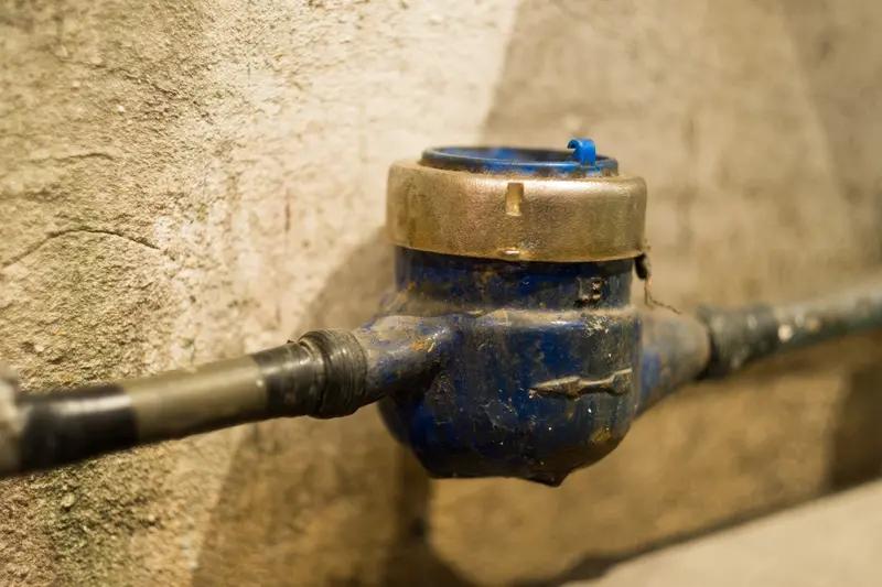 女子家中产生2655吨用水消耗，水费高达27000多元，婆婆吓得血压飙升住院，抄