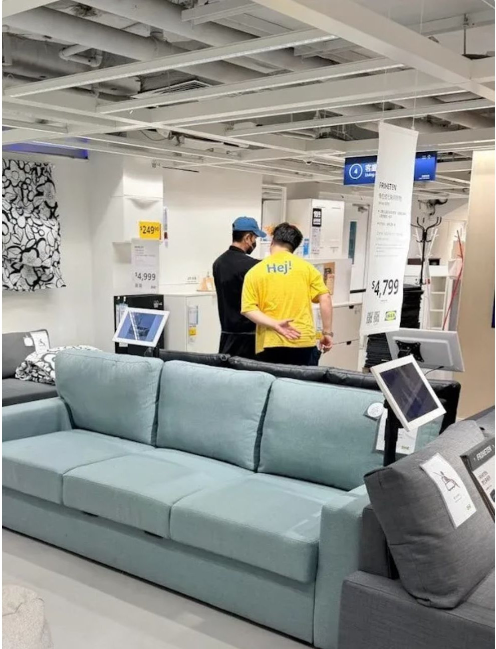 郭富城带老婆买家具，全程亲力亲为，方媛坐旁边玩手机等的好无聊 