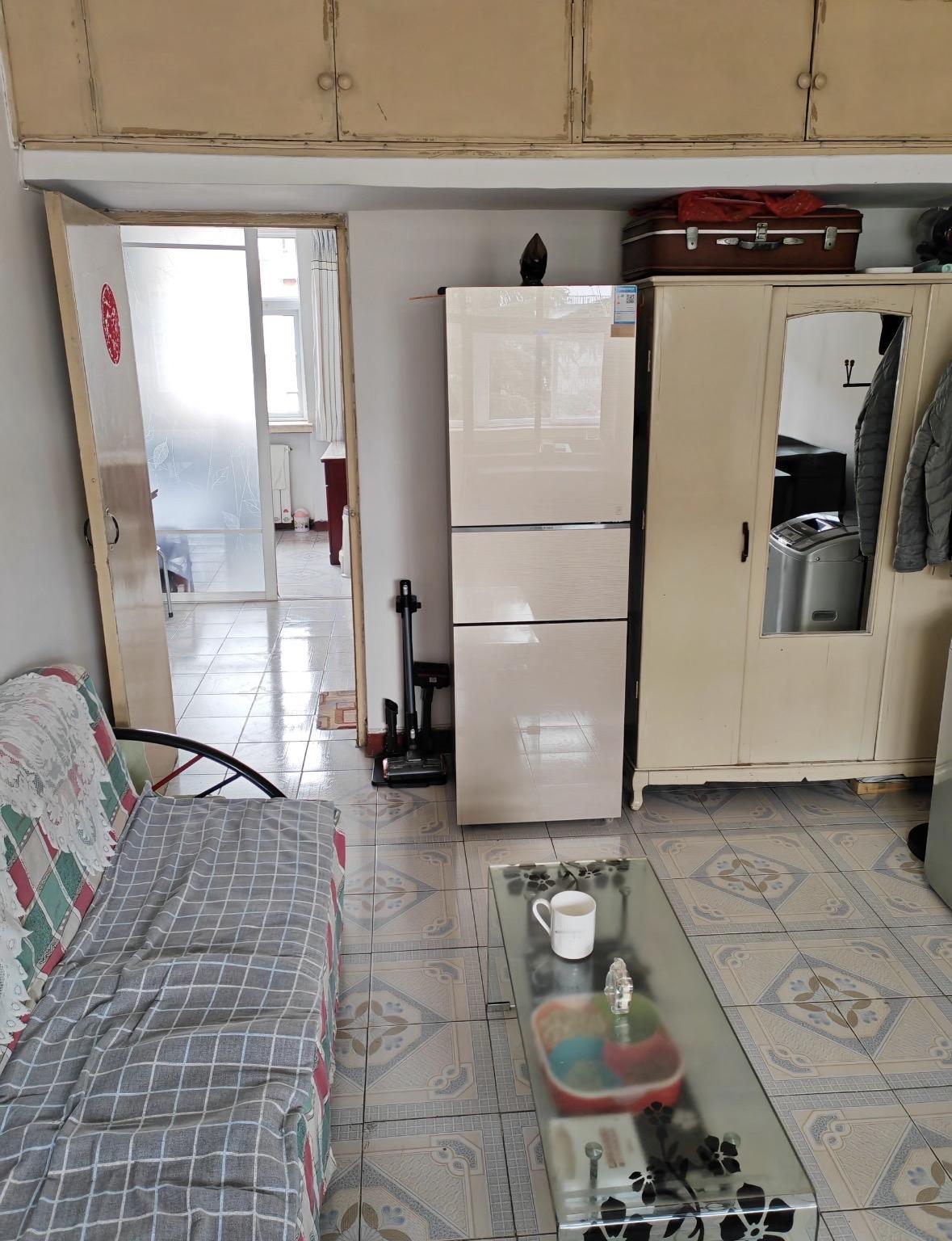说来奇怪，自从住进来，家门口就有一袋垃圾，每次都准时，准点出现，一装监控才发现是