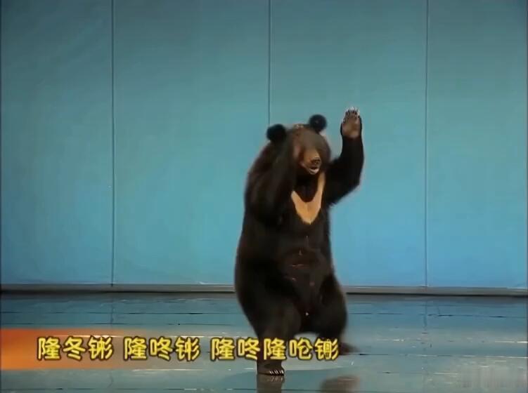 【新闻背景】对于“闪身步”的走红，扬州大学附属医院发文提醒称，短短几天，多地医院